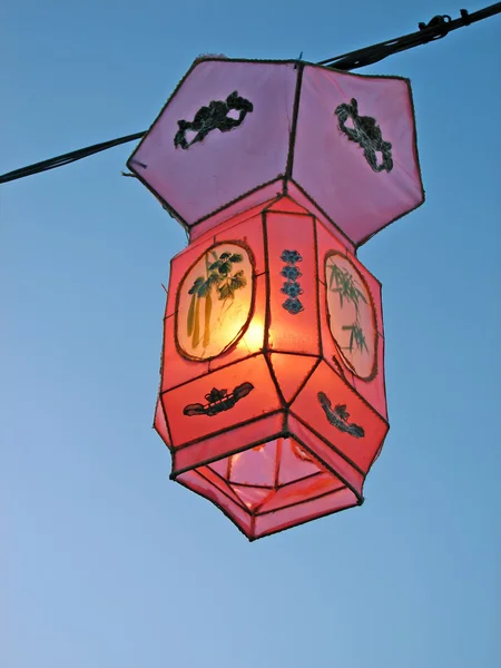 Mysiga ljus av en rosa kinesiska lantern — Stockfoto