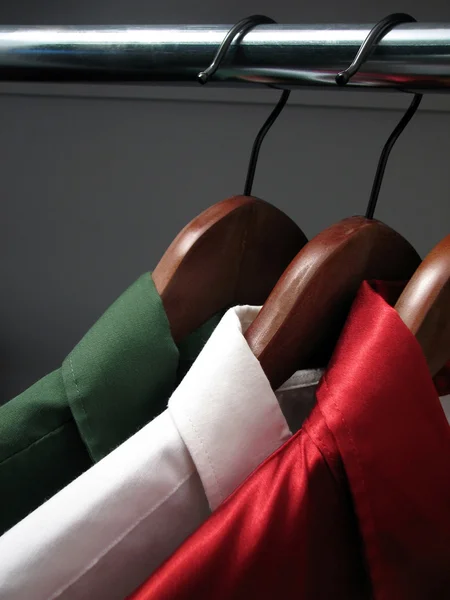 Футболки, представляющие цвета итальянского флага — стоковое фото
