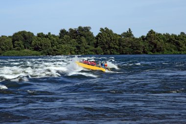 Jet Nehri üzerinde tekne macera