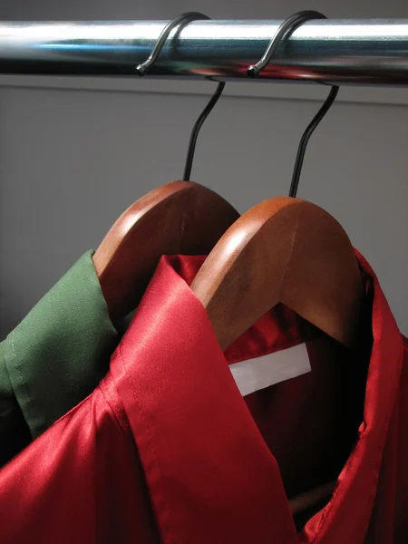 Camisas vermelhas e verdes em um armário — Fotografia de Stock