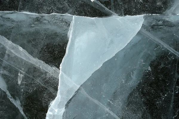 Forma triangular de um gelo rachado — Fotografia de Stock