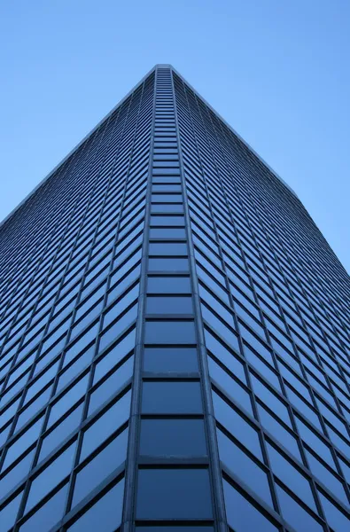 Vista angular de um arranha-céu com janelas de vidro — Fotografia de Stock