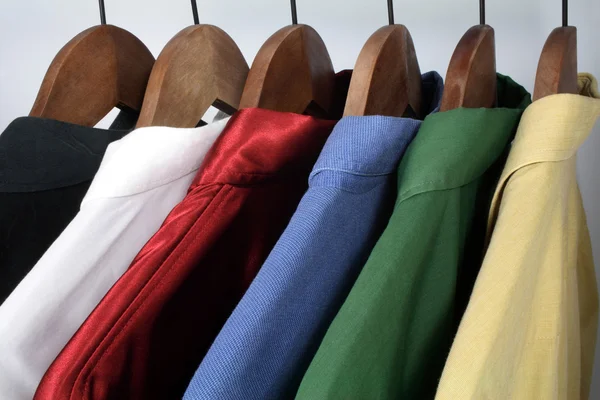 Мужская одежда, выбор разноцветных рубашек — стоковое фото