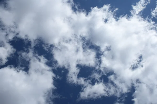 Céu azul nublado — Fotografia de Stock