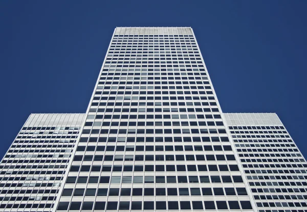 Edifício de escritório branco simétrico — Fotografia de Stock