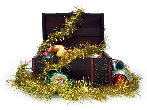 Truhla s pokladem plné vánoční výzdoby — Stock fotografie