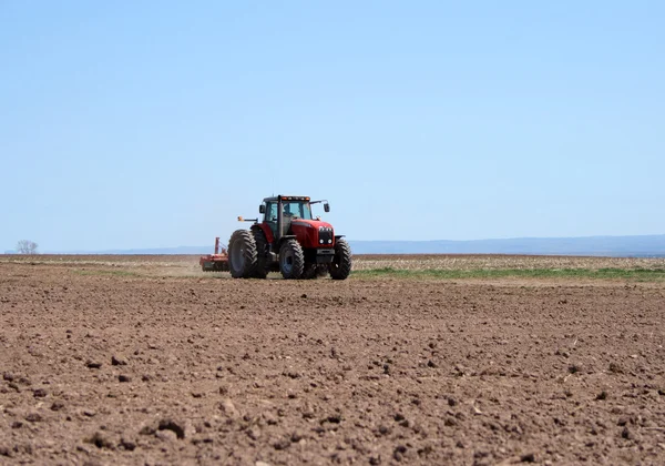 Trator arado terra — Fotografia de Stock