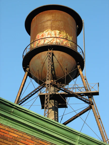 Stará vodárenská věž na střeše — Stock fotografie