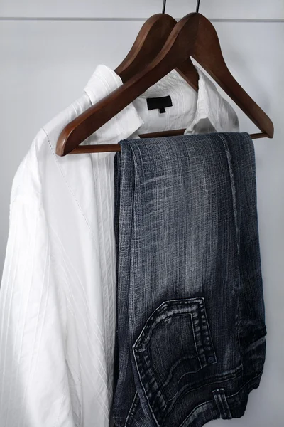 Ropa de hombre - jeans azules y camisa blanca —  Fotos de Stock