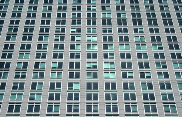 Rangées de fenêtres avec des reflets verts — Photo