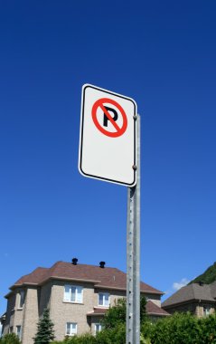 yeni bir evin önünde park iz yok