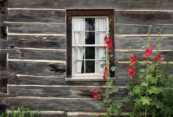 Okno starého dřevěného domu — Stock fotografie