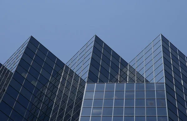 Trójkątny kształt budynku biurowego — Zdjęcie stockowe