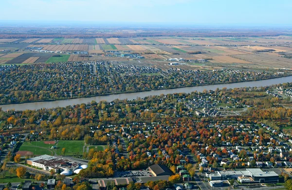 Vue aérienne de la ville près de la rivière — Photo
