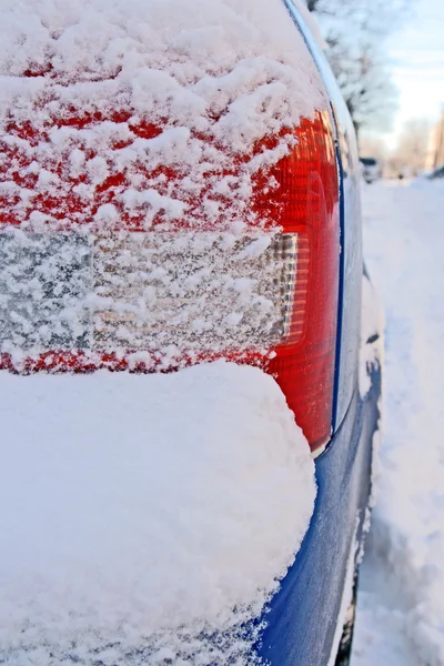 Bilen stötfångare täcks av snö — Stockfoto