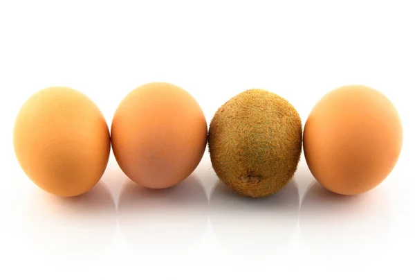 Киви, притворяясь яйцом — стоковое фото