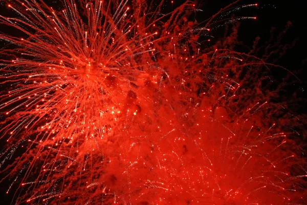 Explosão de fogo de artifício vermelho — Fotografia de Stock