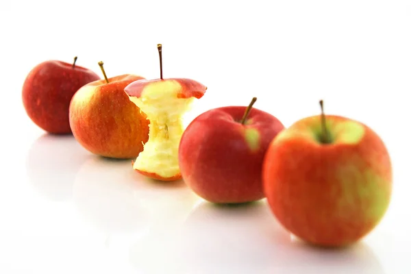 Apple core bland hela äpplen, fokus på kärnverksamheten — Stockfoto