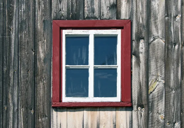 Okno dřevěné rustikální domu — Stock fotografie