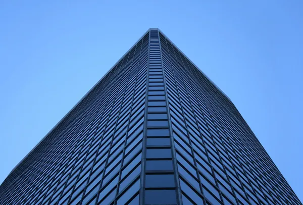 Vista angular de uma torre de escritório com janelas de vidro — Fotografia de Stock