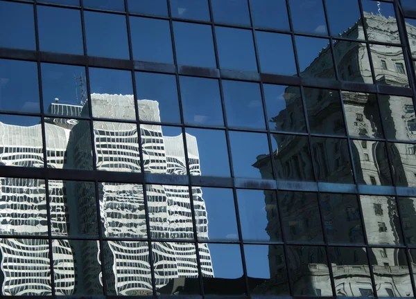 Reflexões de edifícios modernos — Fotografia de Stock