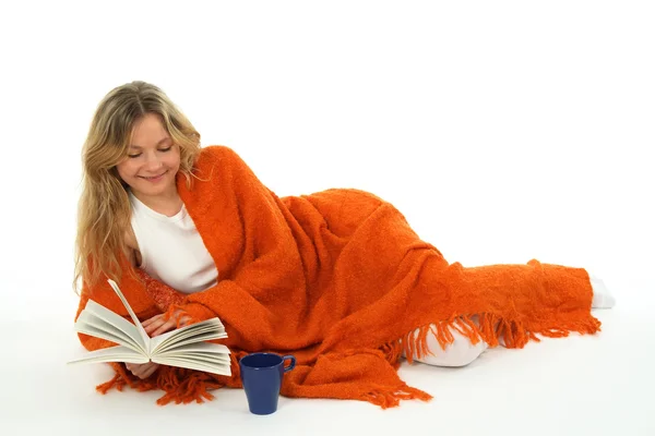 Menina acolhedora lendo um livro, sorrindo — Fotografia de Stock