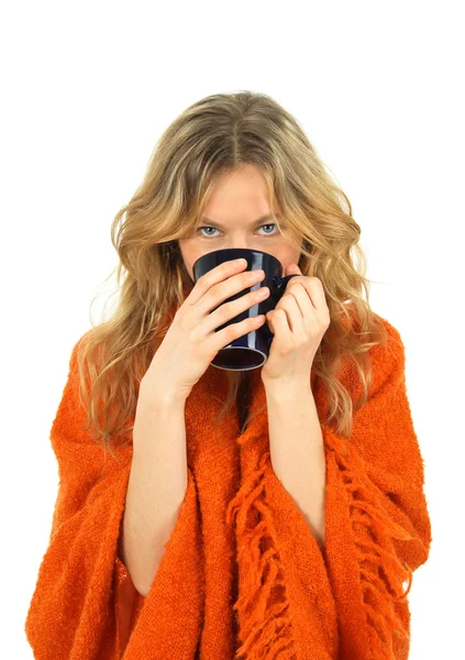 Chica acogedora disfrutando de una taza de té — Foto de Stock