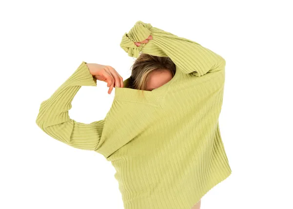 Chica divertida se quita un suéter verde — Foto de Stock