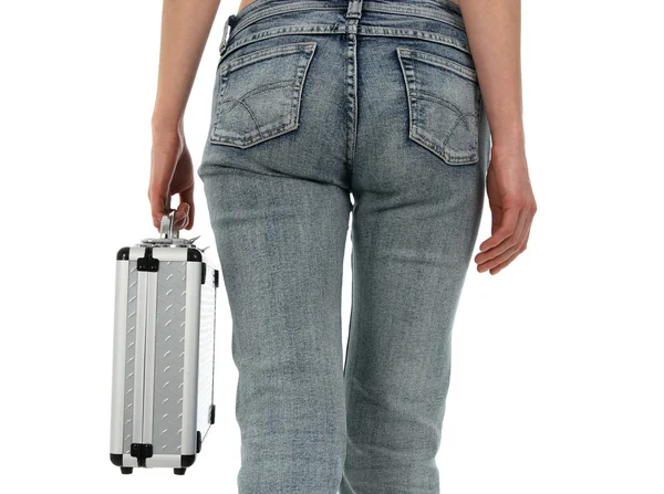 Žena v modrých džínách s kovové pouzdro — Stock fotografie