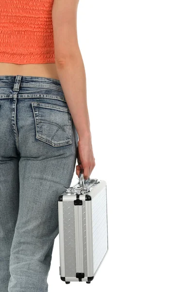 Mujer joven sosteniendo una caja de metal — Foto de Stock