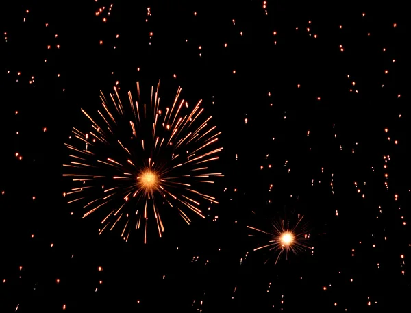 Fuochi d'artificio esplodono nel cielo nero pieno di scintille — Foto Stock