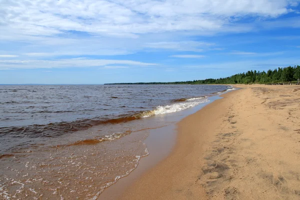 Hullámok fut át a homokos strand — Stock Fotó