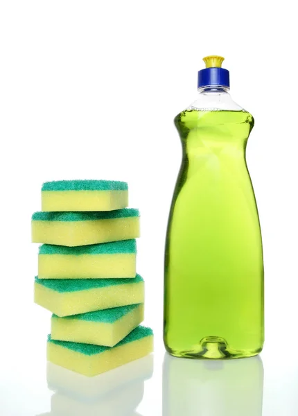 Bouteille de liquide vaisselle vert et éponges — Photo