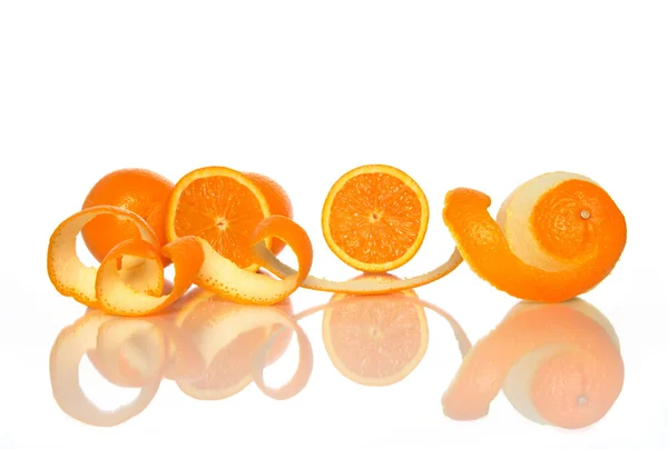 Tasty oranges and orange peel — Stock Photo, Image