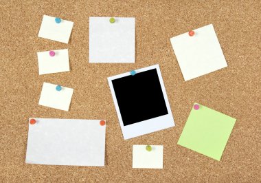 post-it Notlar, belgeler ve resmi bir corkboard için