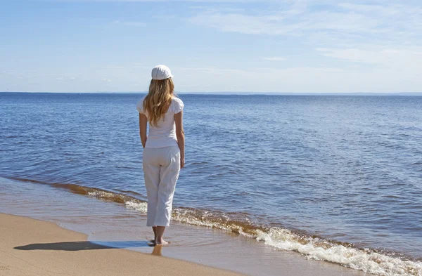 Giovane donna che guarda l'acqua — Foto Stock