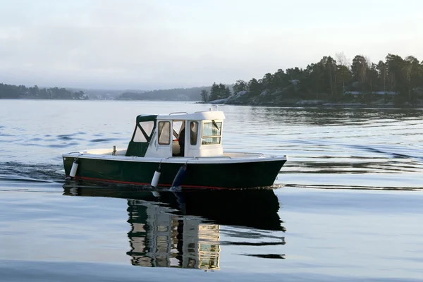 Motorbåt på lugnt vatten — Stockfoto