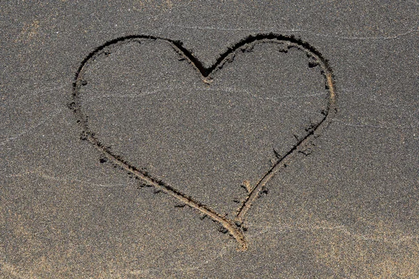 Heart drawing in black sand — Stock Photo, Image
