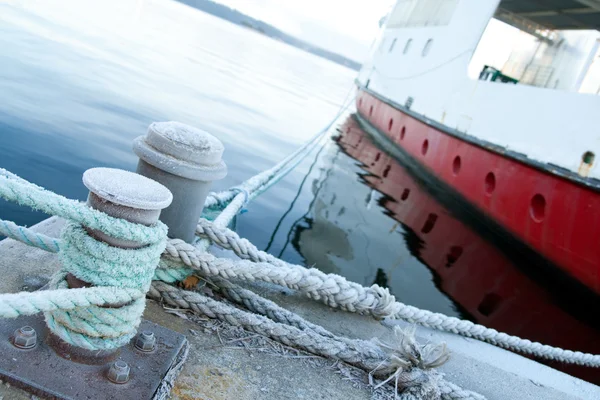 Nave amarrada en un muelle —  Fotos de Stock