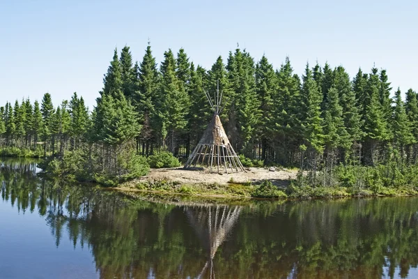 Tipi nativo americano en una orilla del lago —  Fotos de Stock