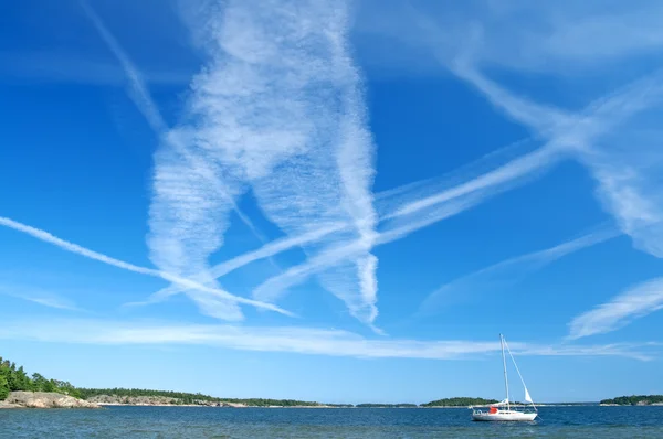 Blauwe hemel vol vliegtuig sporen — Stockfoto