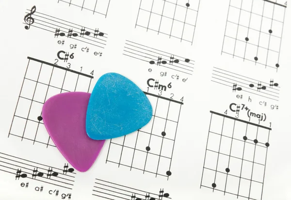 Guitarra escolhe em um gráfico de acordes — Fotografia de Stock