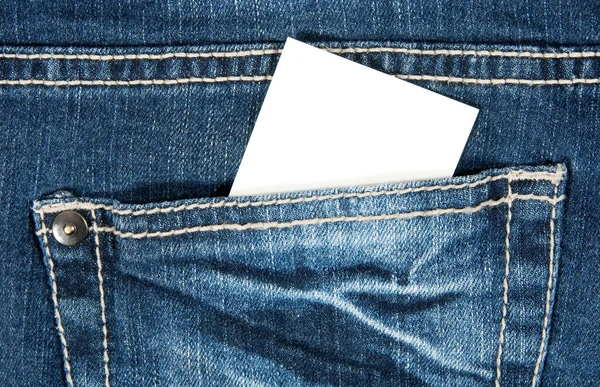 Cartão em branco no bolso azul jeans — Fotografia de Stock