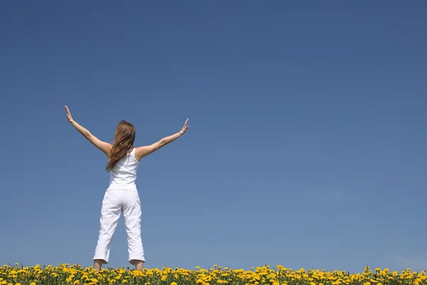 Mujer joven haciendo ejercicio al aire libre — Foto de Stock