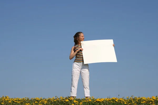 Chica sosteniendo banner en blanco con espacio de copia — Foto de Stock