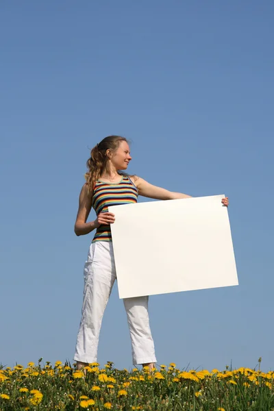 Mujer joven sosteniendo cartón en blanco con espacio de copia — Foto de Stock