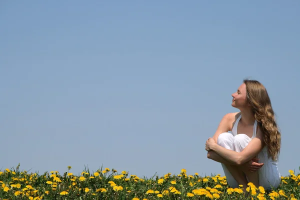 Young woman enjoying sunshine — Stock Photo, Image