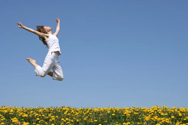 Молодая женщина в красивом прыжке — стоковое фото