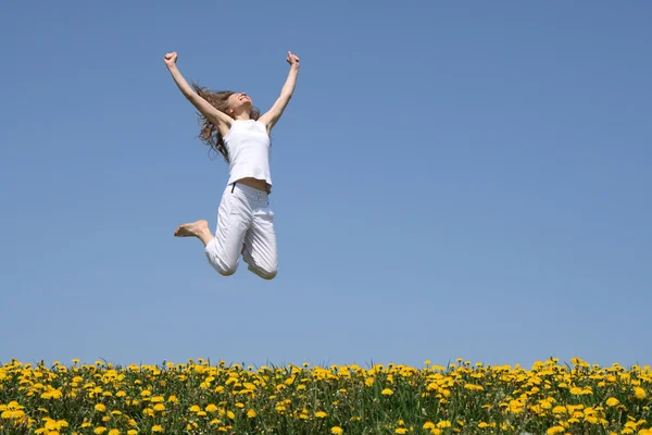 Souriant jeune femme dans un saut heureux — Photo