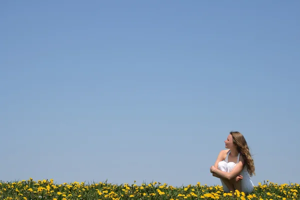 Молодая женщина наслаждается свежим воздухом и солнцем — стоковое фото